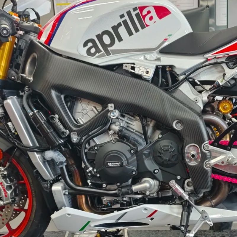 Carbon Fiber Frame Covers for Aprilia RSV4 / Tuono V4 (2021–2024) | View 1 | ZOOMVIBE