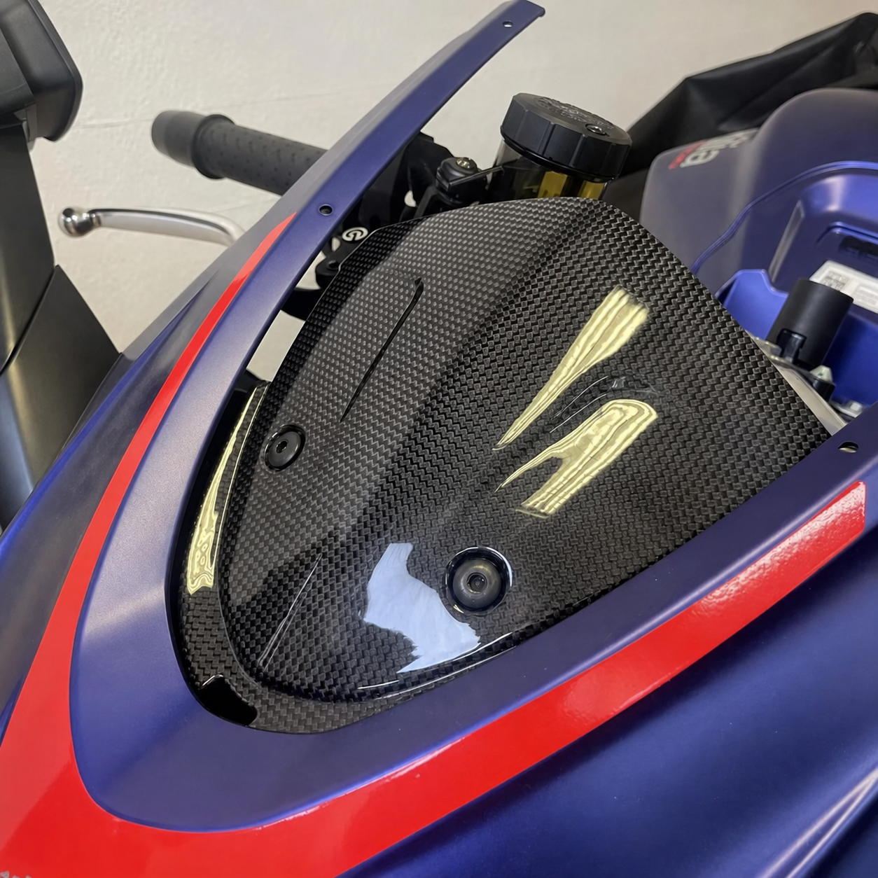 Carbon Fiber Windscreen Bracket Panel for Aprilia RS660 (2021–2024) | View 2 | ZOOMVIBE